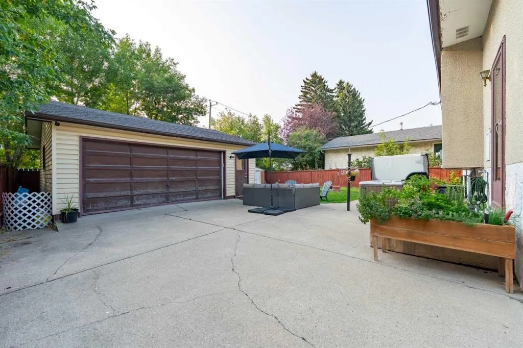 143 Manora Drive NE