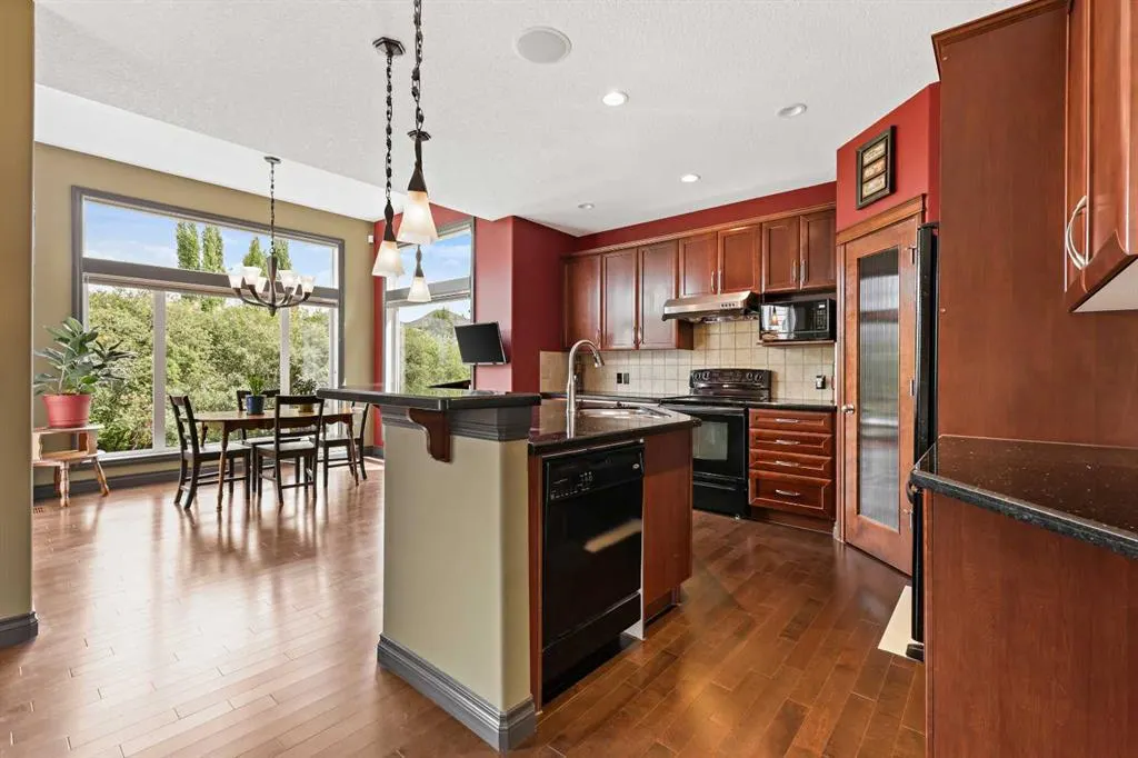 66 Crestbrook Hill SW