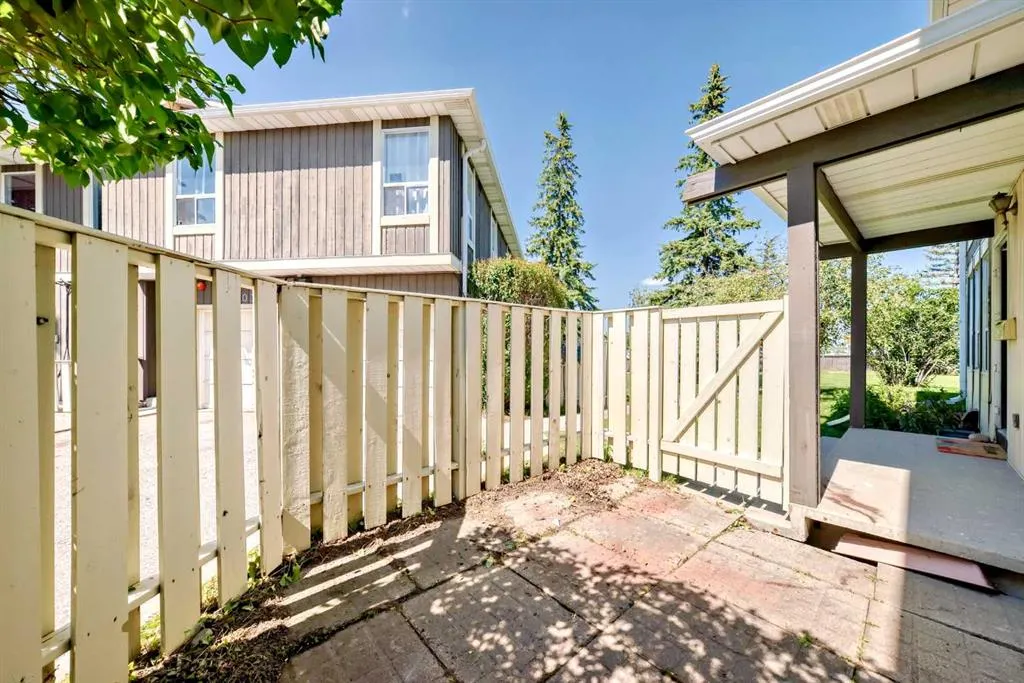 544 Blackthorn Road NE, #404