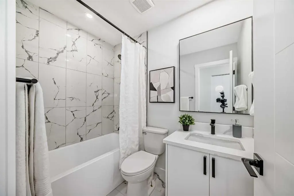 544 Blackthorn Road NE, #404