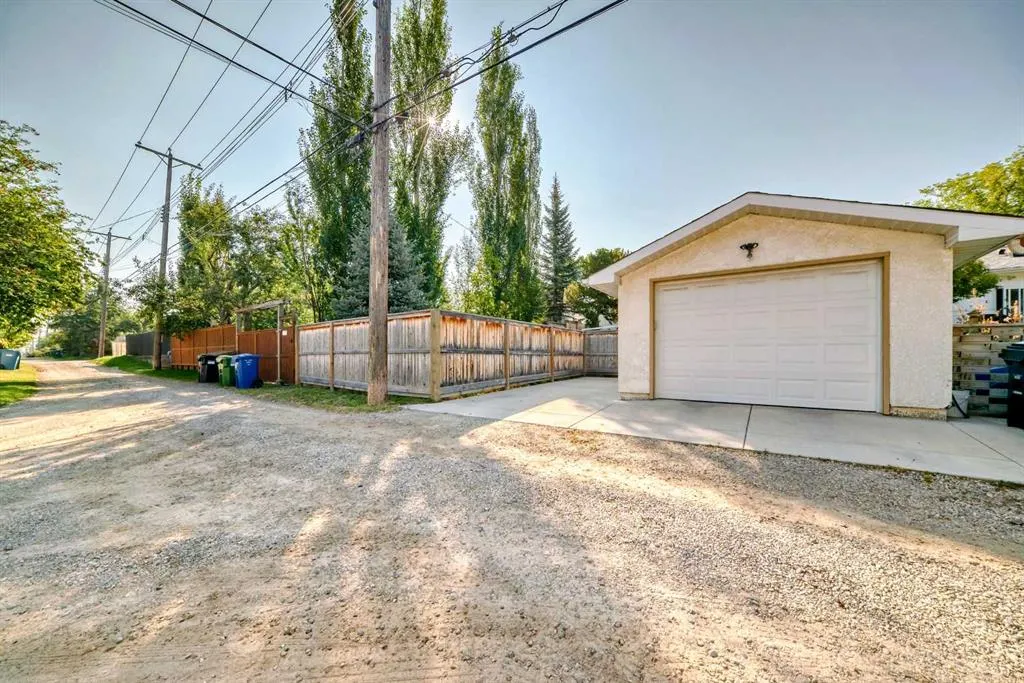 2712 32 Avenue SW