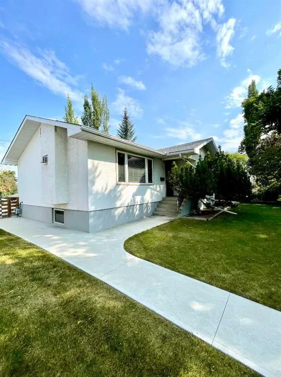 2712 32 Avenue SW