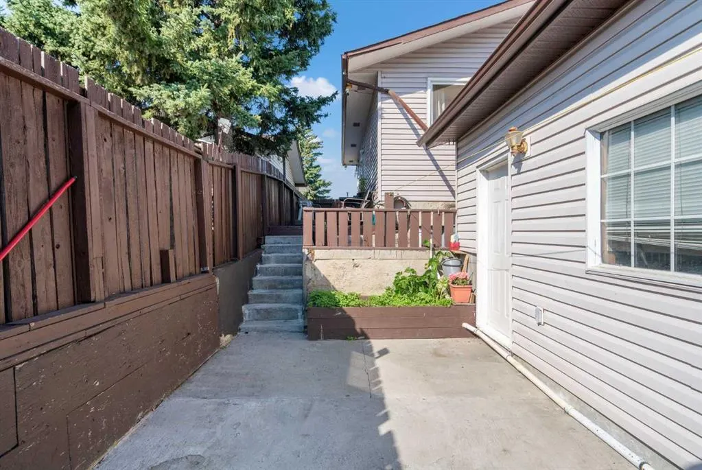 220 Temple Close NE