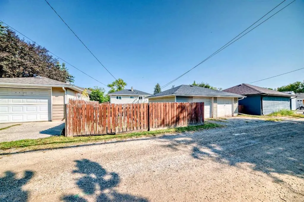 1127 15 Avenue NE