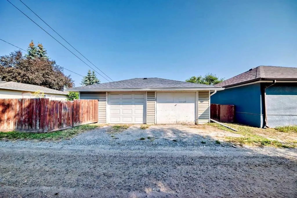 1127 15 Avenue NE