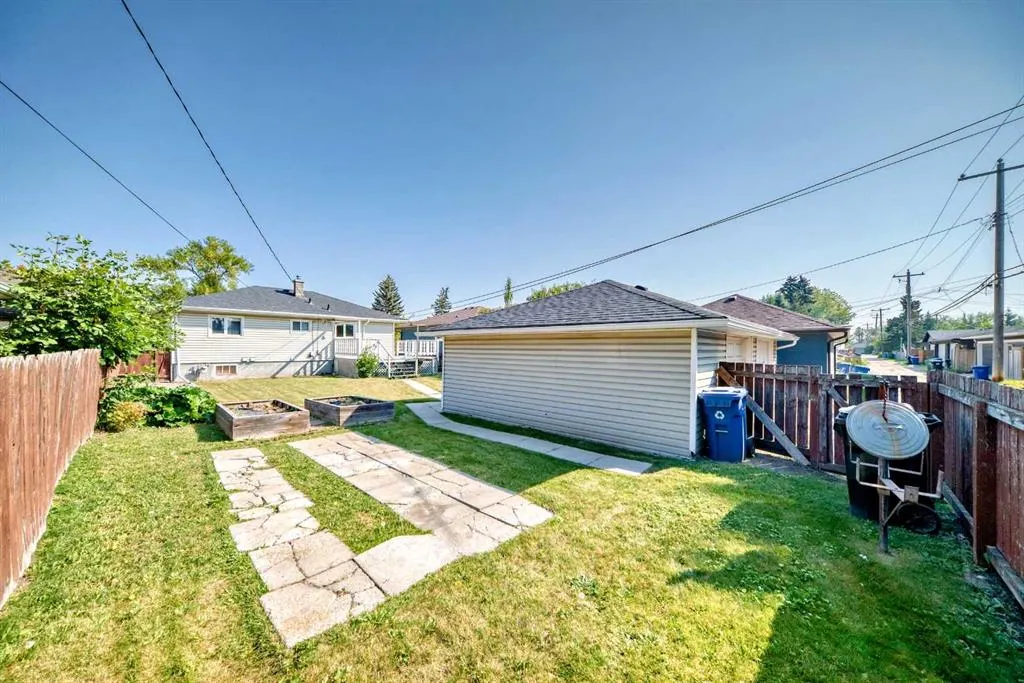 1127 15 Avenue NE