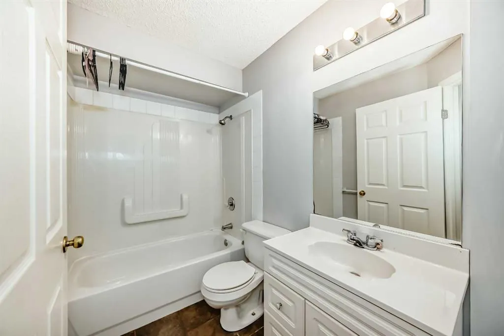 307 Edgebrook Park NW