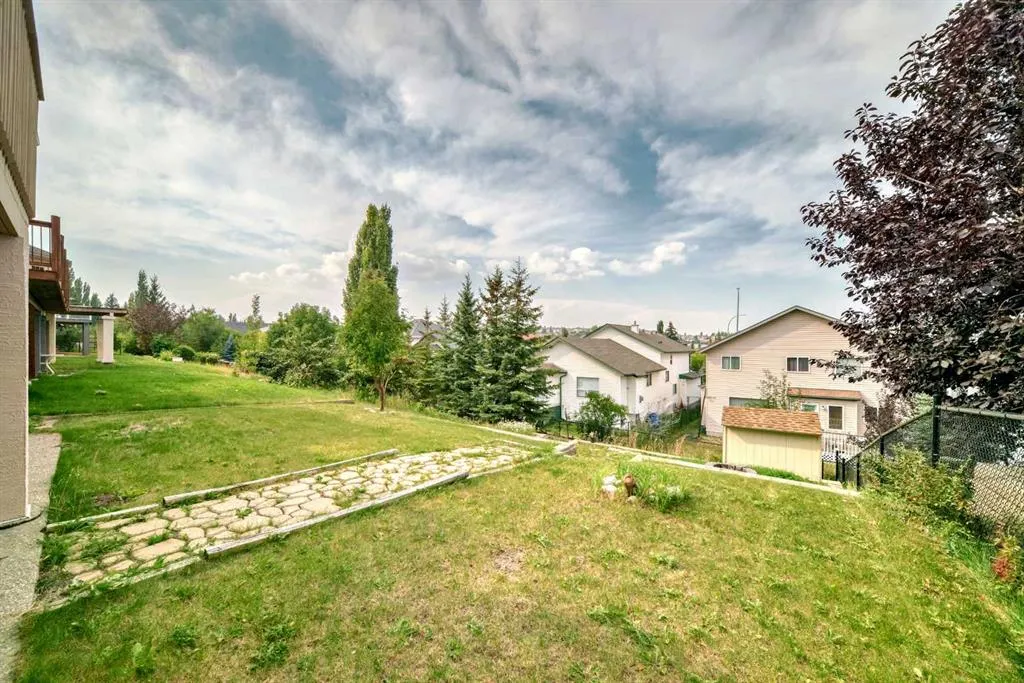 307 Edgebrook Park NW