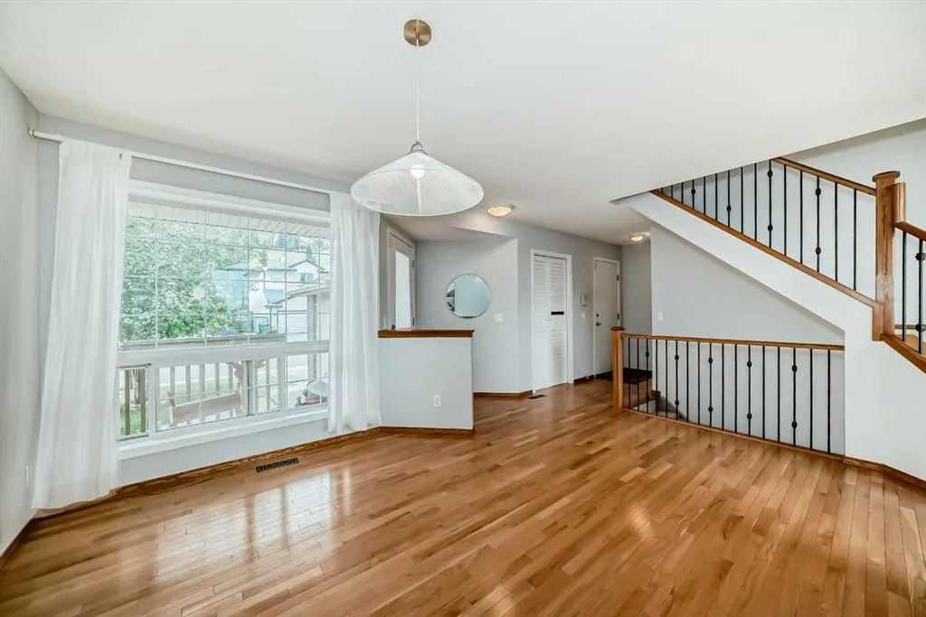 307 Edgebrook Park NW