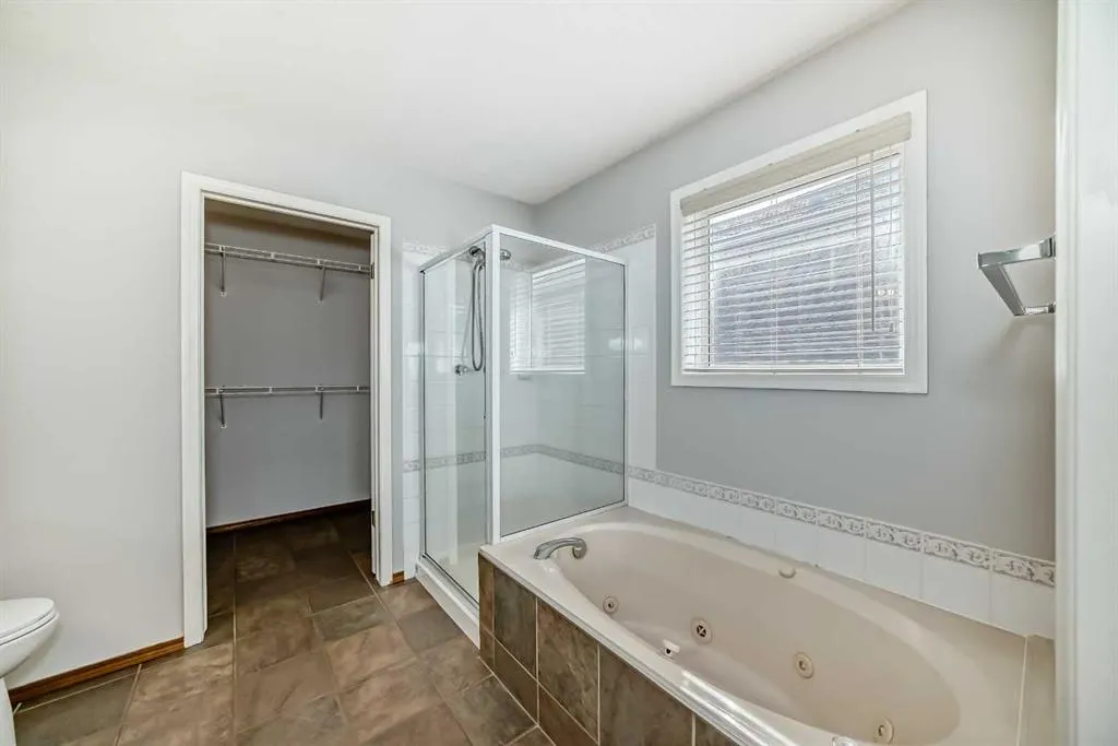 307 Edgebrook Park NW