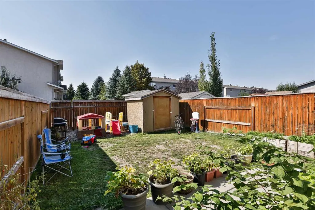 326 Lynx Crescent N