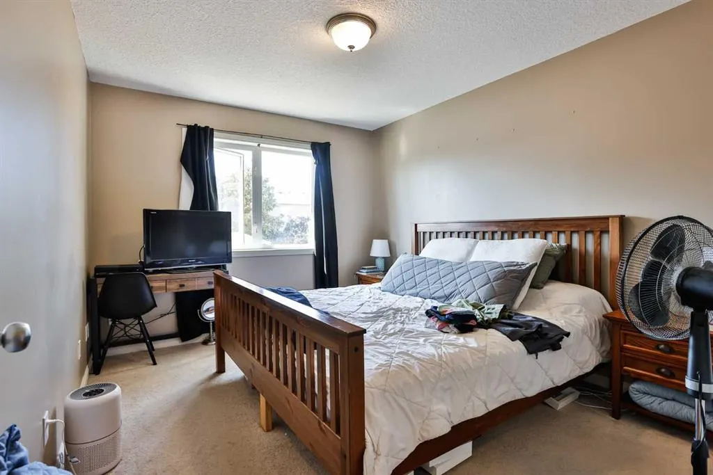 326 Lynx Crescent N