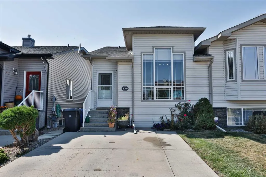 326 Lynx Crescent N