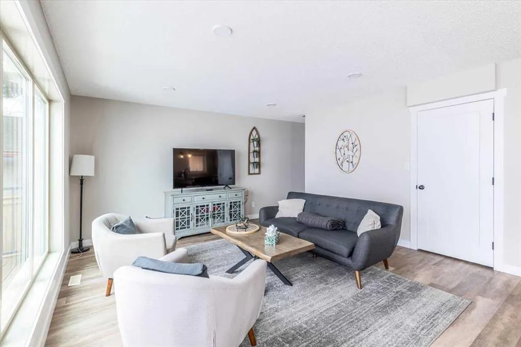 33 Lakeshore Drive