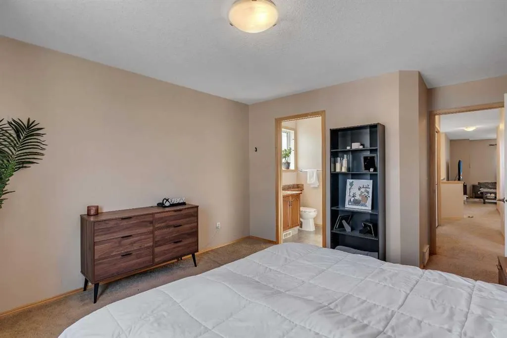 100 Covecreek Close NE