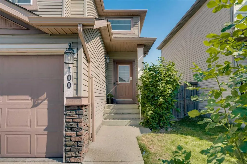 100 Covecreek Close NE