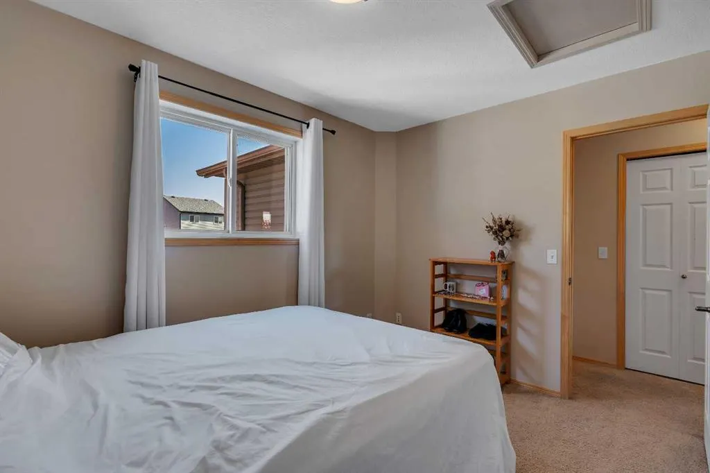 100 Covecreek Close NE