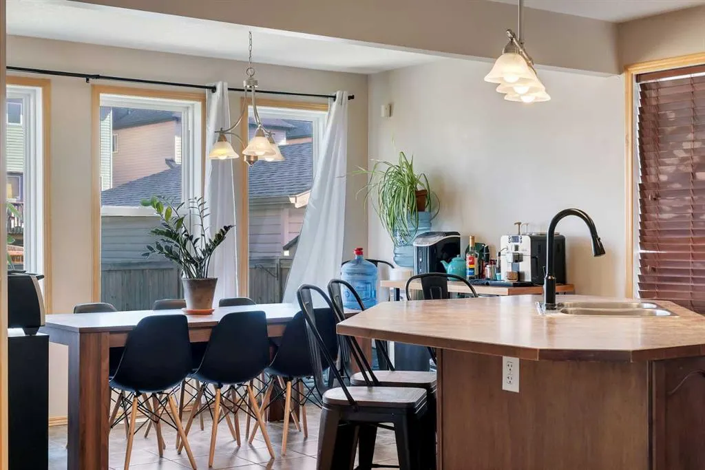 100 Covecreek Close NE