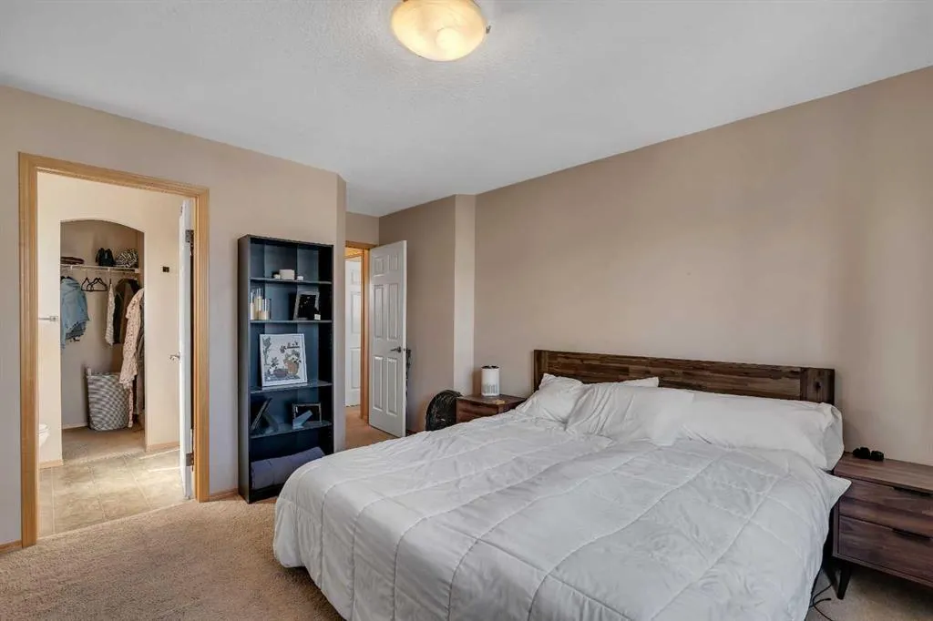 100 Covecreek Close NE