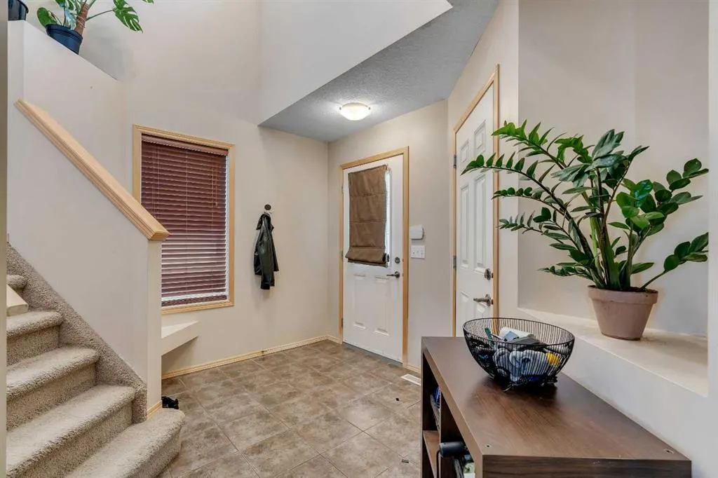 100 Covecreek Close NE