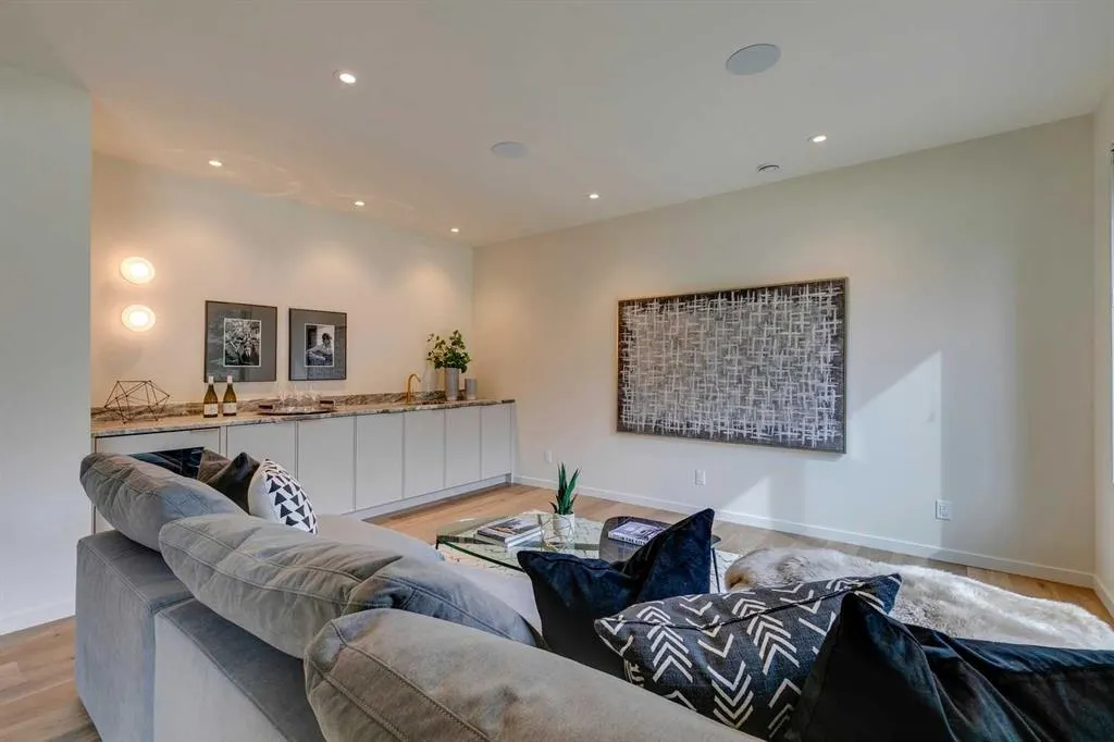 936 Elizabeth Road SW