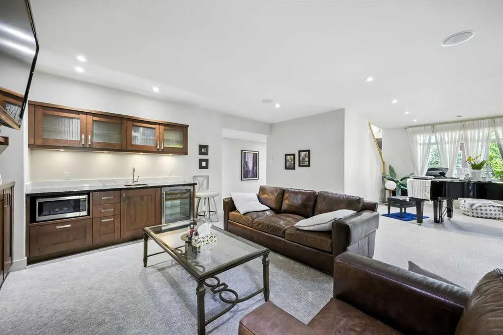 16 Spring Valley Lane SW