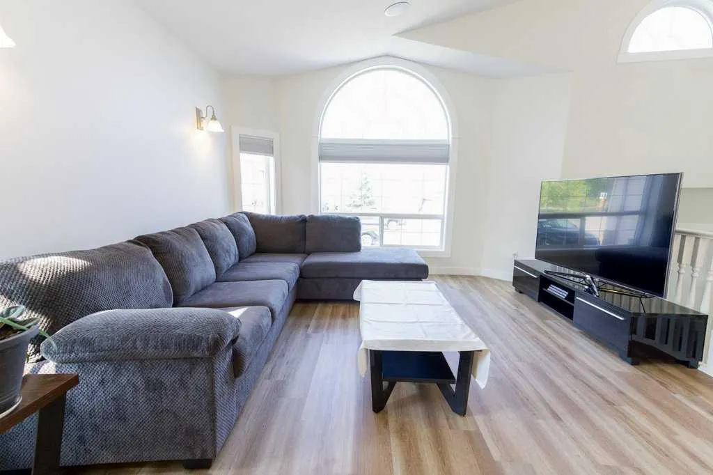 7 Langford Cres. Crescent