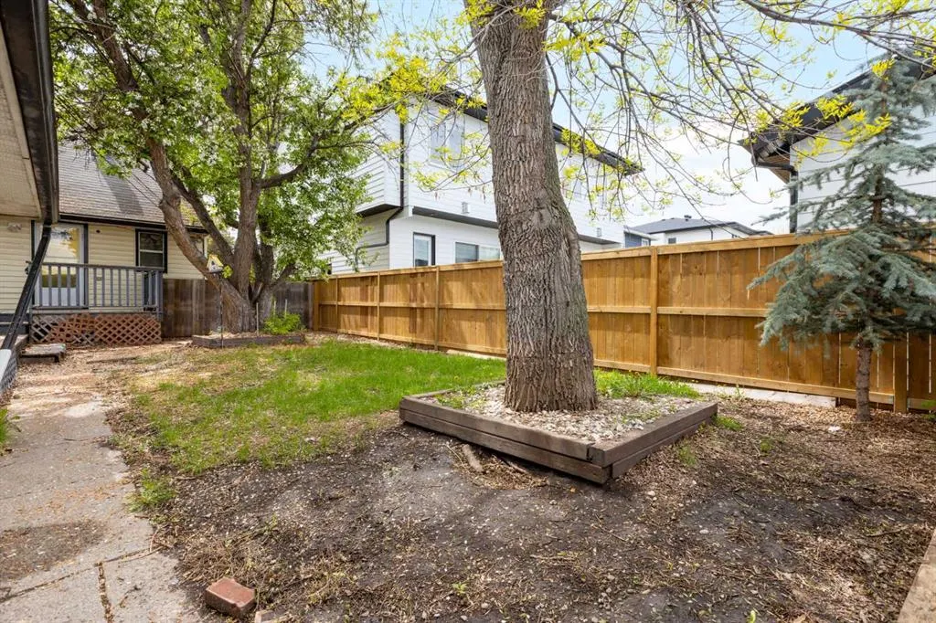1206 Regal Crescent NE