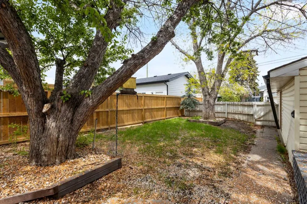 1206 Regal Crescent NE