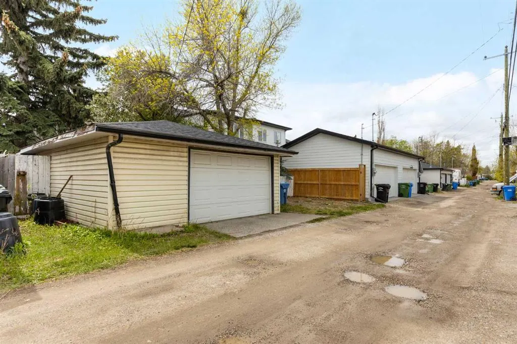 1206 Regal Crescent NE