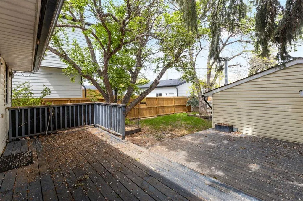 1206 Regal Crescent NE