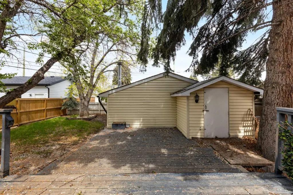 1206 Regal Crescent NE
