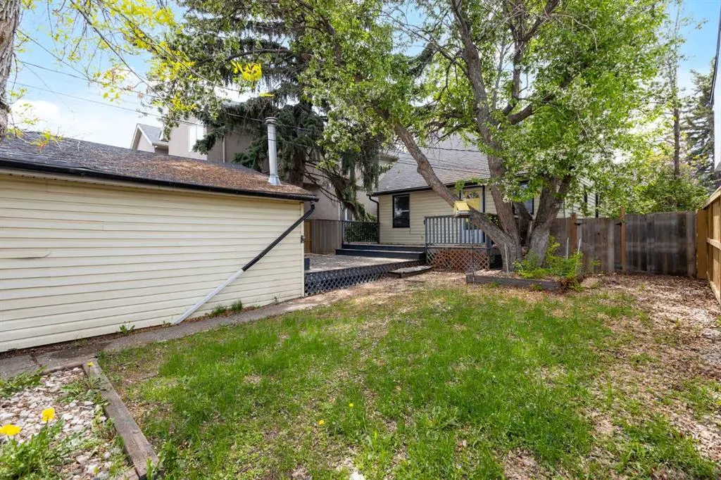 1206 Regal Crescent NE