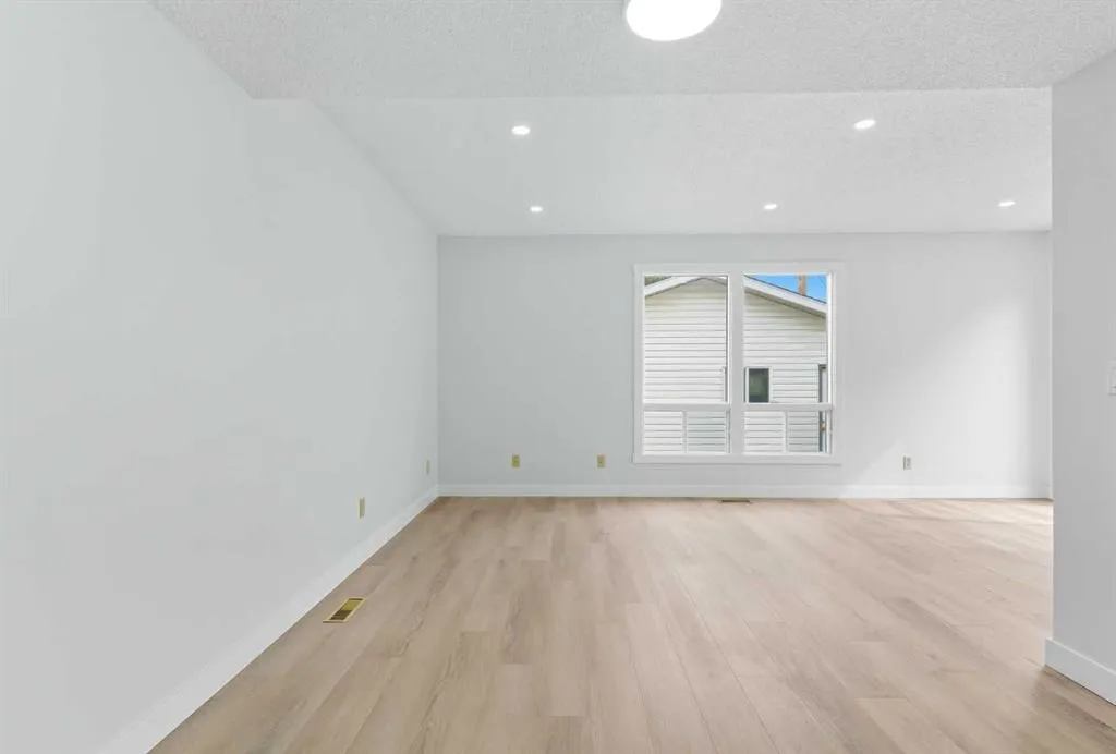 24 Castlebrook Rise NE