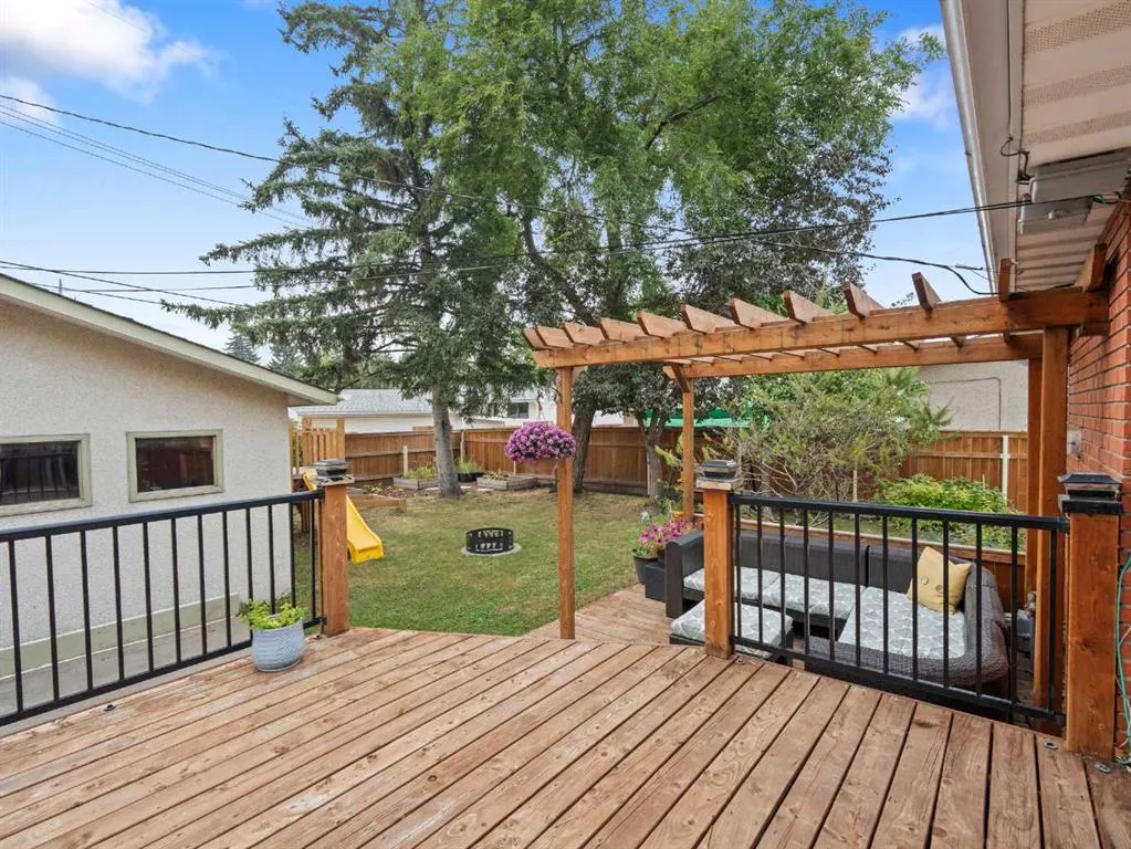1989 Cottonwood Crescent SE