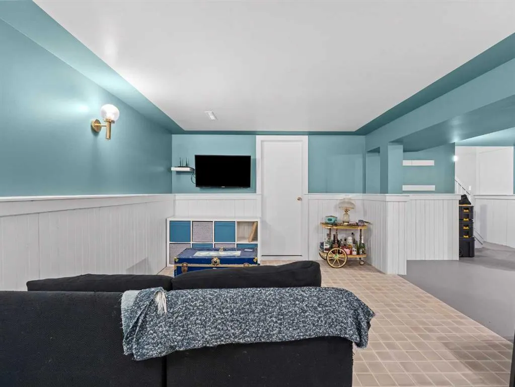 1989 Cottonwood Crescent SE
