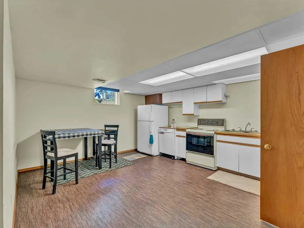 1702 15 Avenue SE