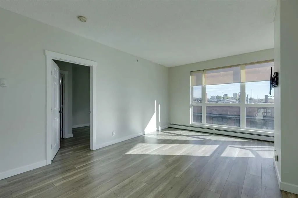 3 325 Street SE, #204