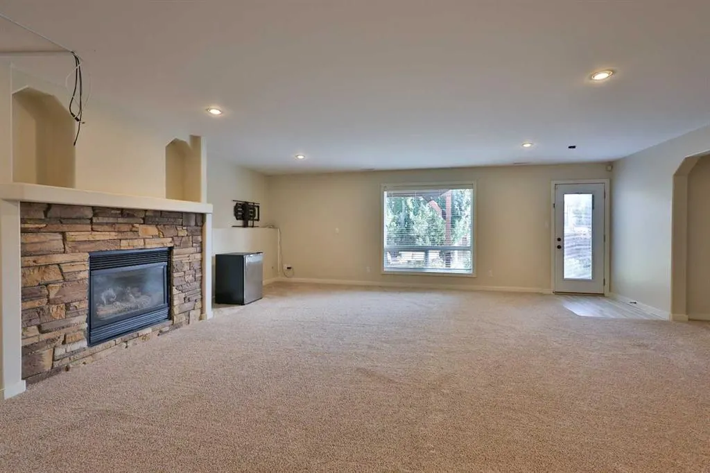 74 Rivermont Crescent W
