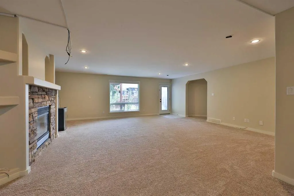 74 Rivermont Crescent W