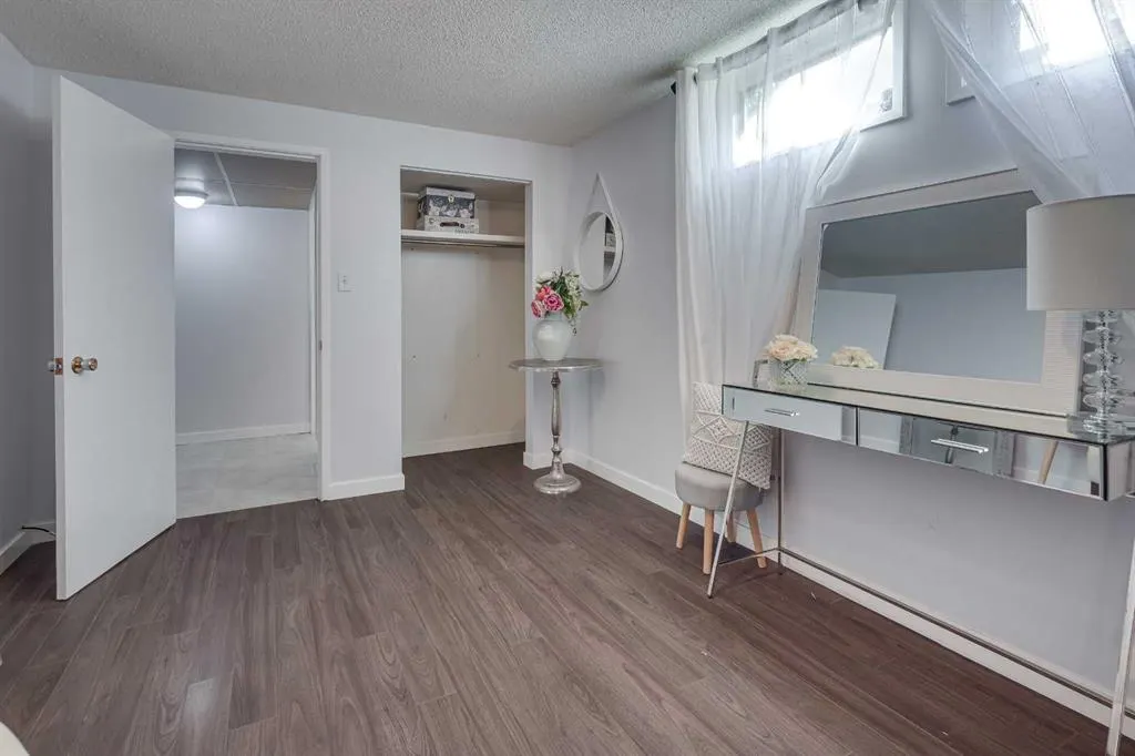 6 Standish Close