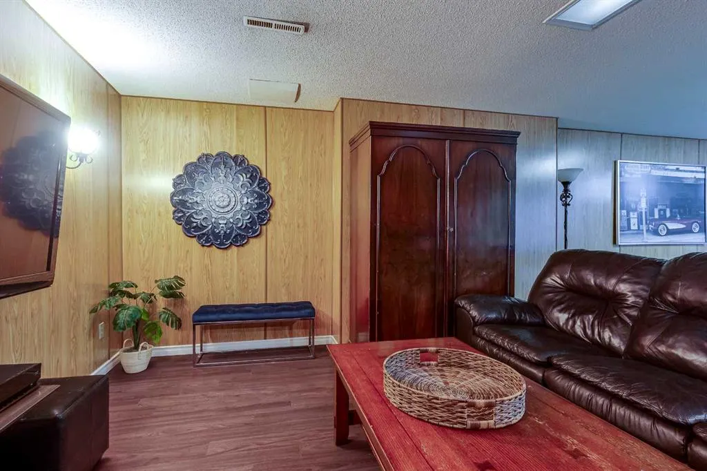 6 Standish Close