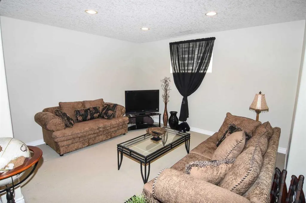 148 Scenic View Close NW