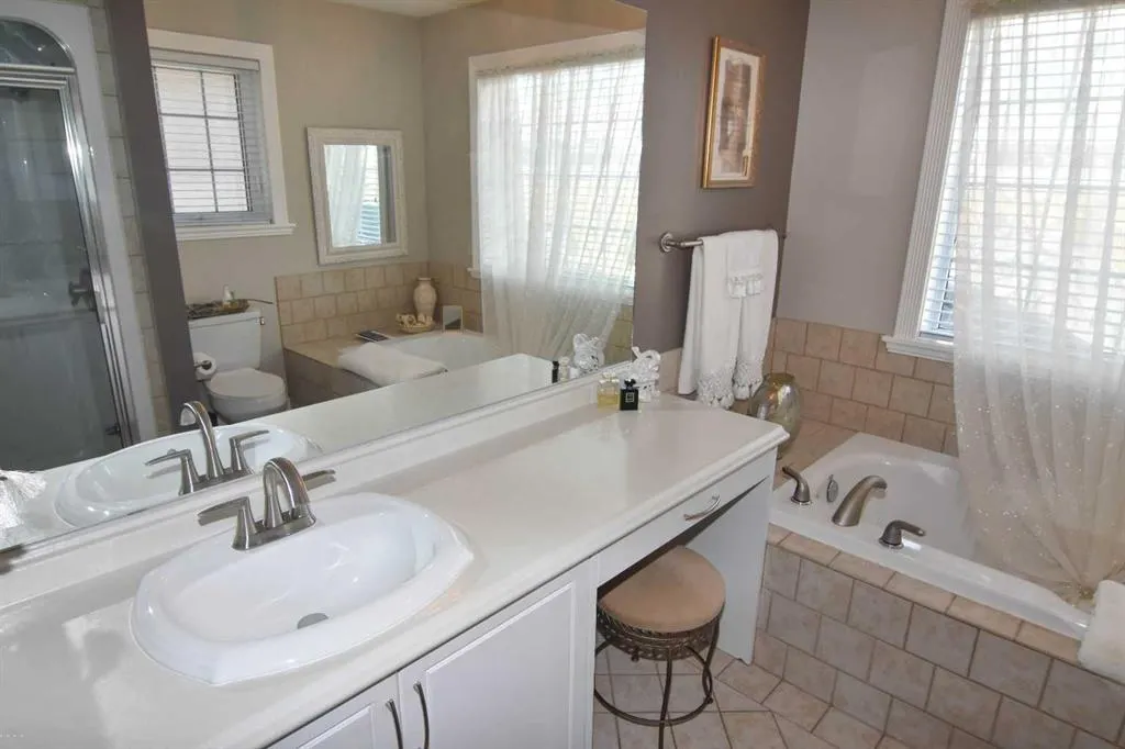 148 Scenic View Close NW
