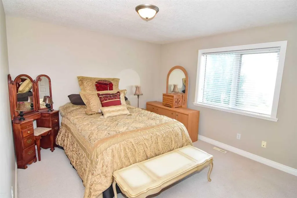 148 Scenic View Close NW