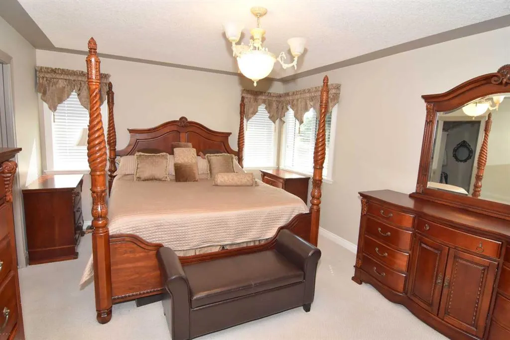 148 Scenic View Close NW