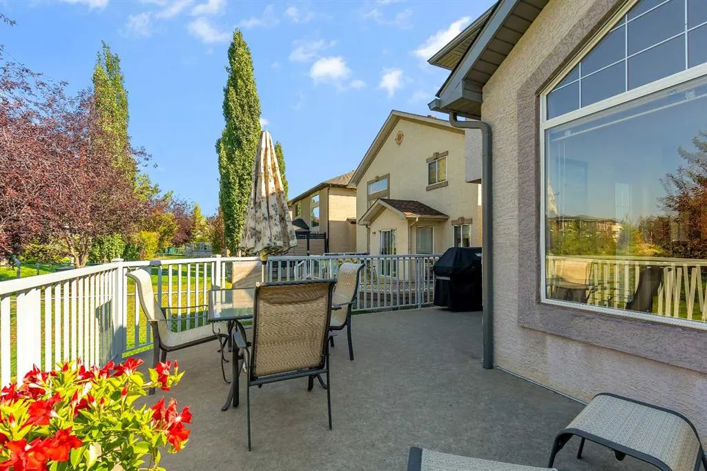 162 Harvest Grove Close NE