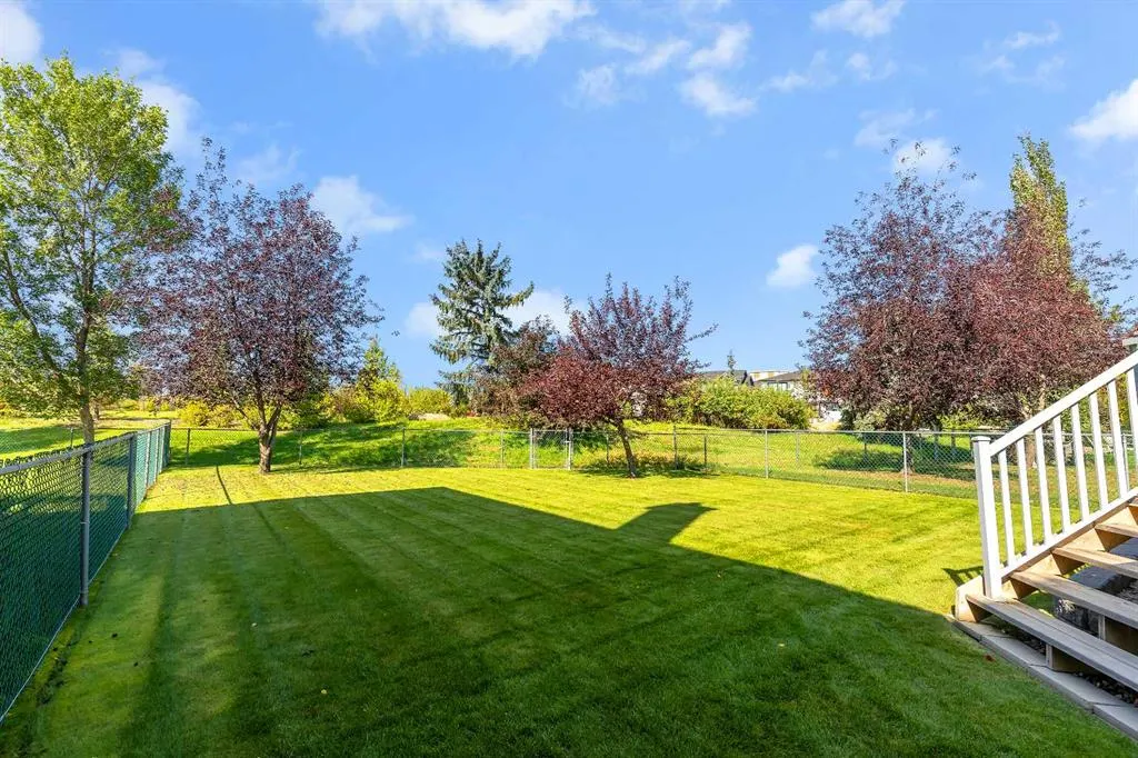 162 Harvest Grove Close NE