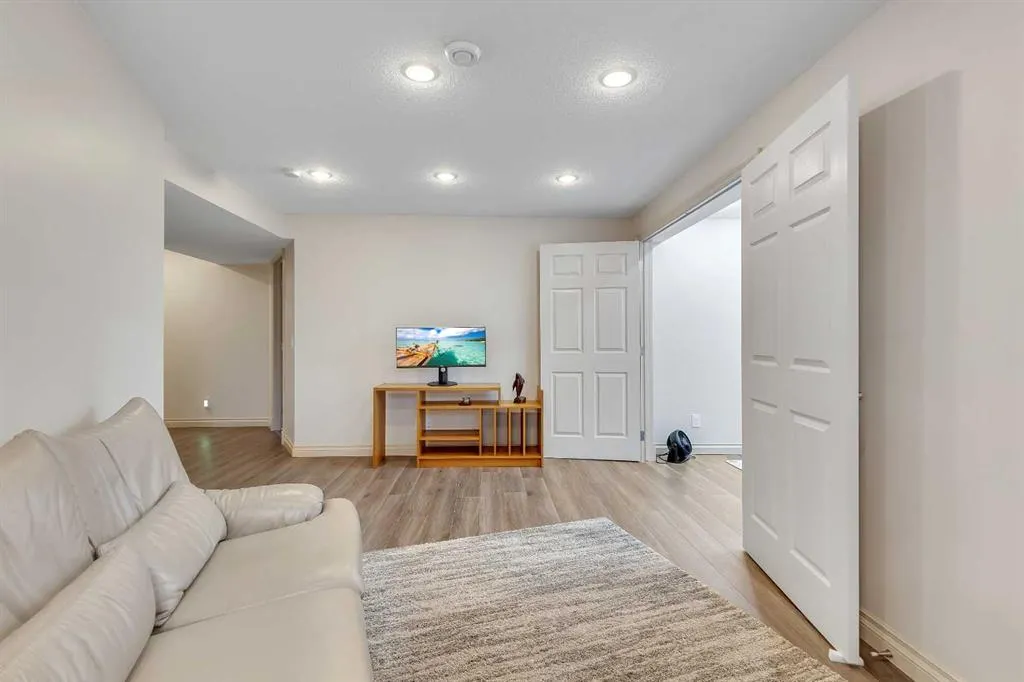 162 Harvest Grove Close NE
