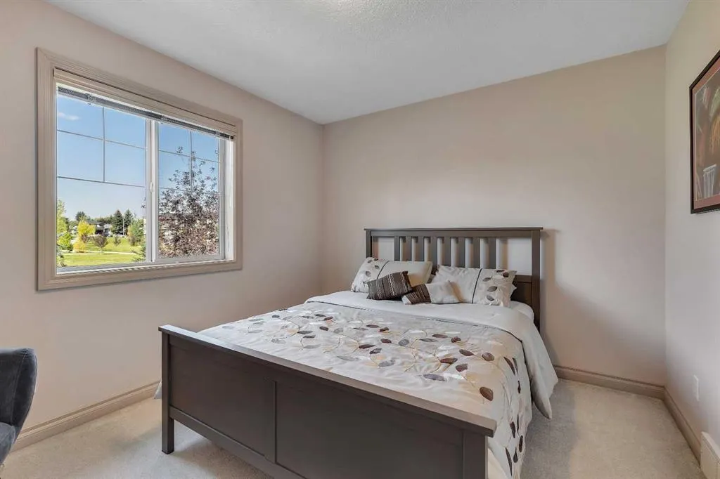 162 Harvest Grove Close NE